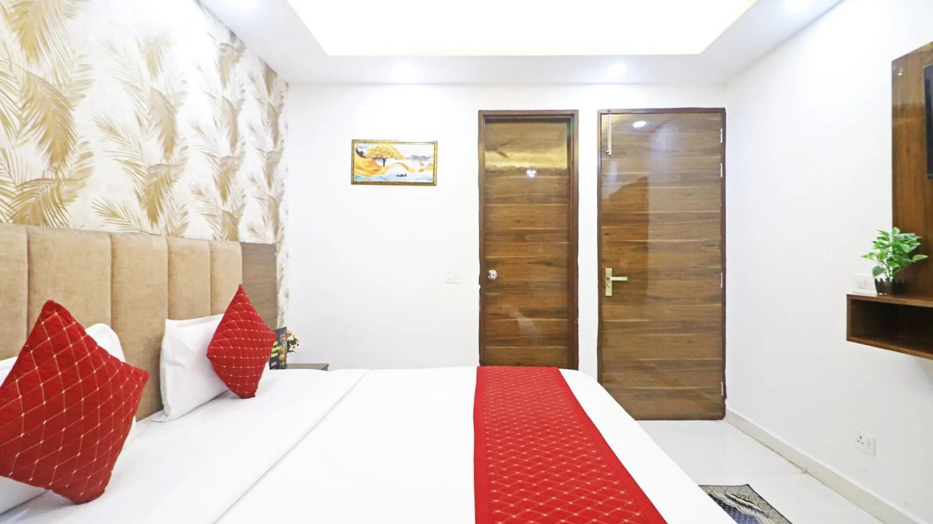 Airport Tulip Suites Near Delhi Airport New Delhi 4*,